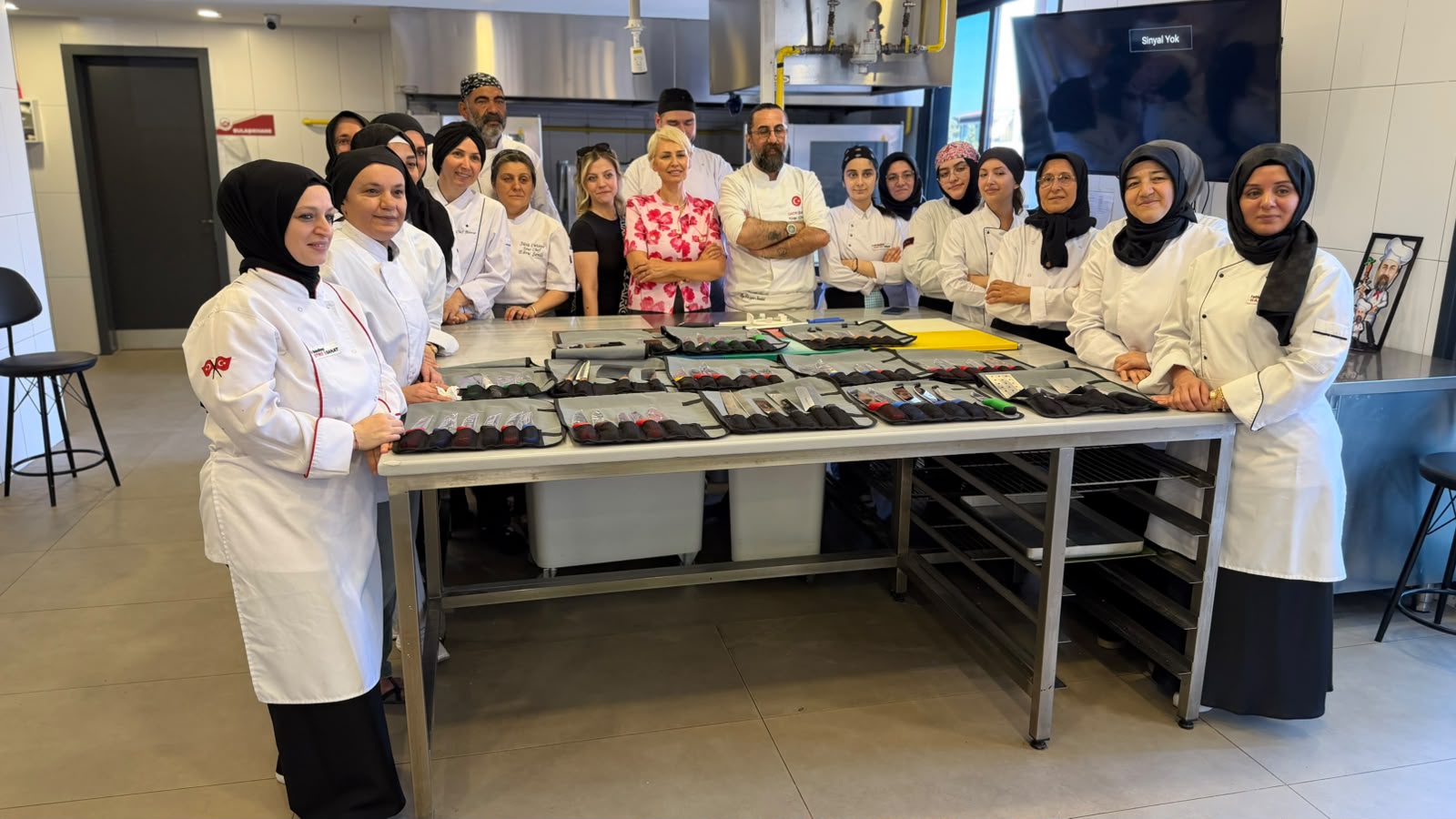 Birgül Öztürk, Fatih Belediyesi gastronomi eğitiminde şefler ve katılımcılarla birlikte