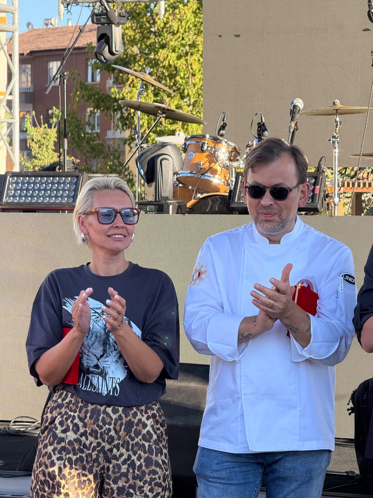 Birgül Öztürk ve şef, Elazığ Gastrofest sahnesinde alkışlarken
