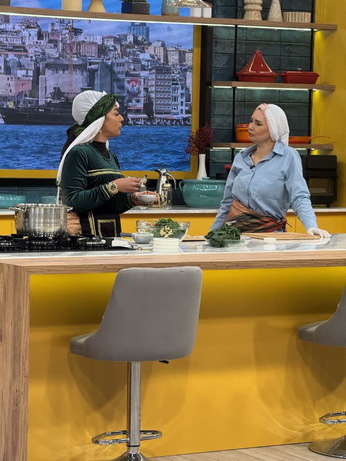 Televizyon programının mutfağında yöresel tarif çekimi