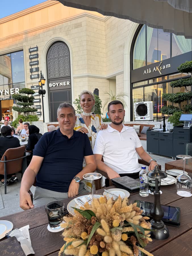 Birgül Öztürk, restoran terasında konuklarıyla