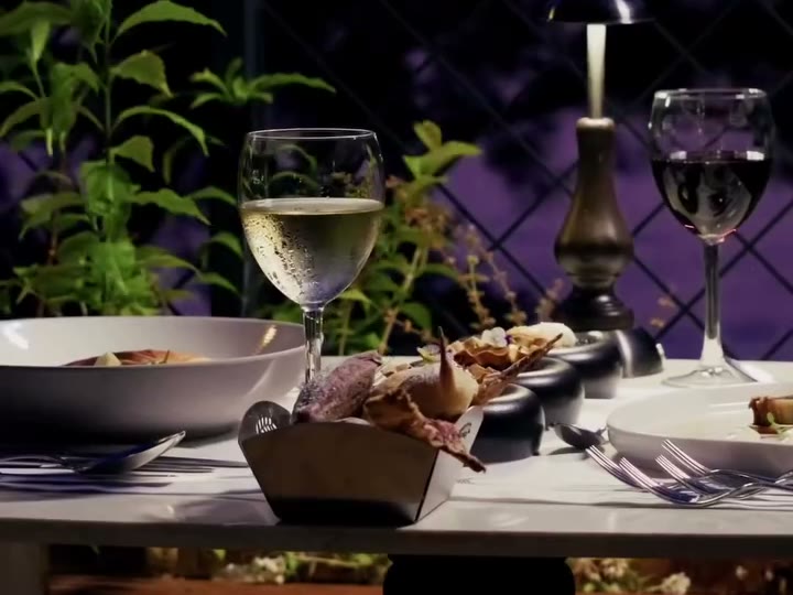 Liberty Lykia'da akşam ışığında kurulmuş restoran masası