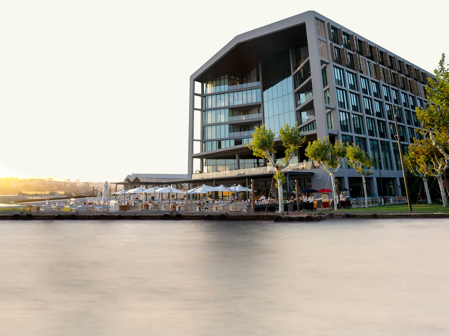 Rixos Tersane İstanbul, Boğaz kıyısında gün batımı