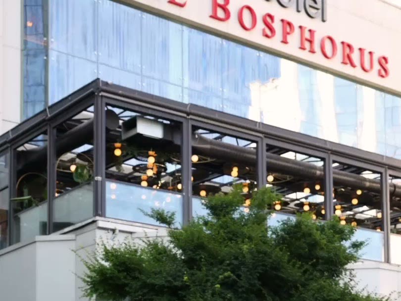 Swissôtel The Bosphorus'un ışıklı cam terası ve cephesi