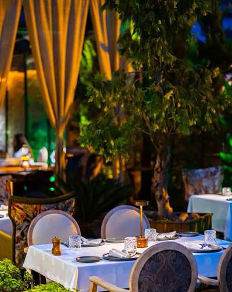 Tola Restaurant'ın ışıklandırılmış bahçe terası