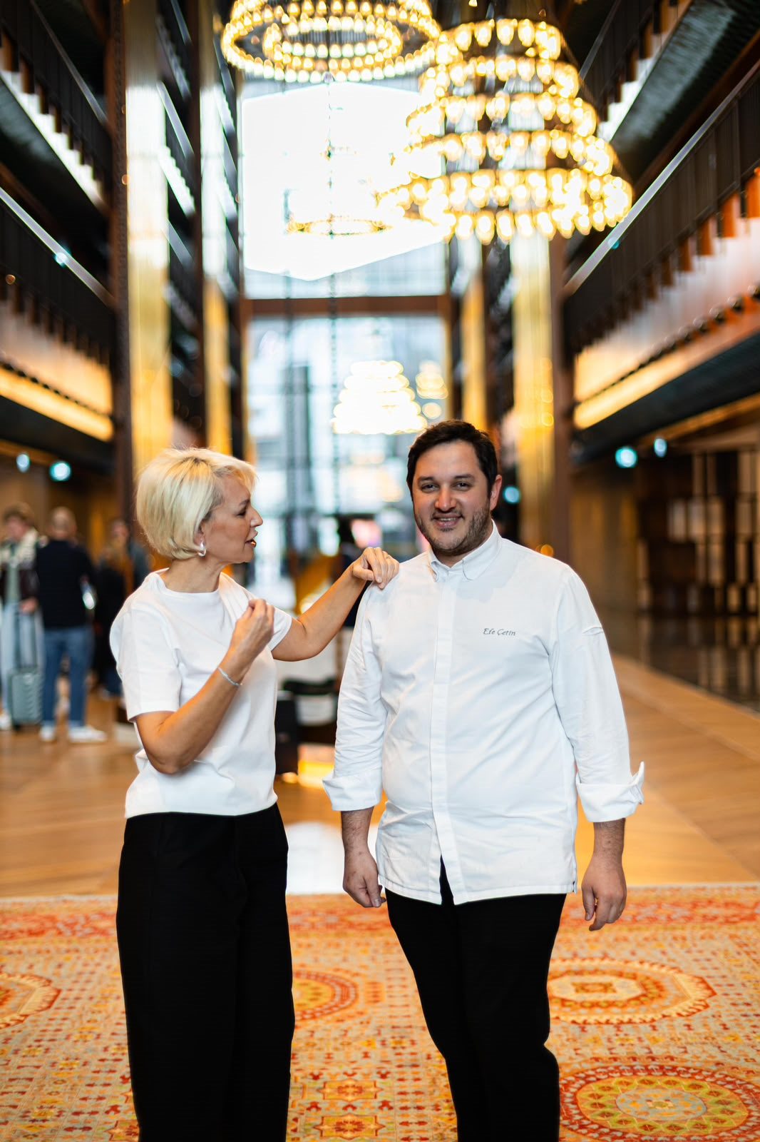 Birgül Öztürk ve Efe Anıl Çetin, Rixos Tersane lobisinde