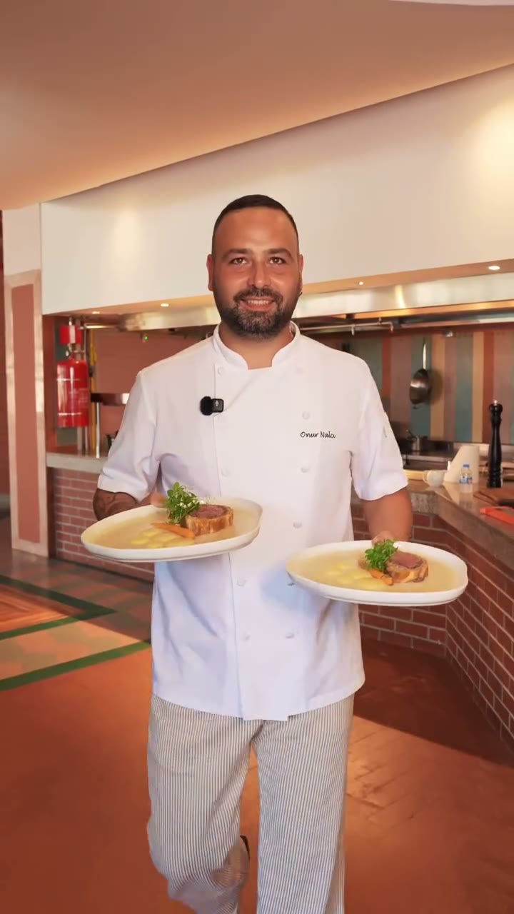 Onur Nalcı, iki tabakla salonda servise çıkarken