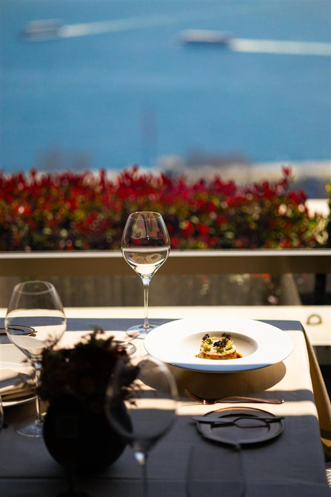 IZAKA Terrace'ta Boğaz manzaralı masa, imza tabak servisi
