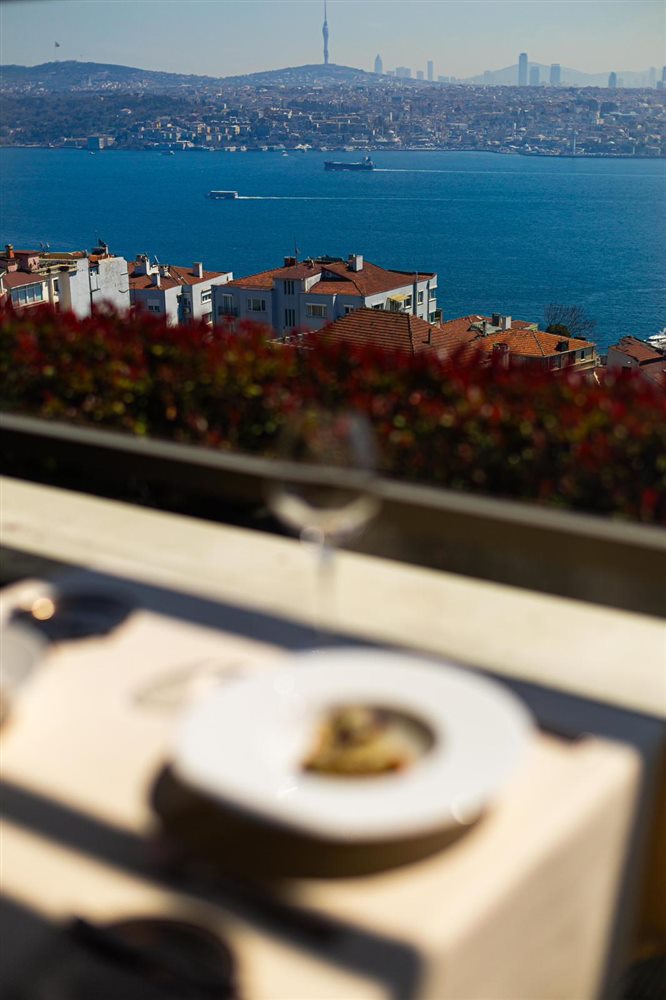 IZAKA Terrace'tan Boğaz manzarası