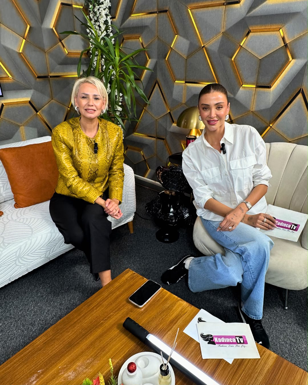 Birgül Öztürk, Kadınca programı stüdyosunda sunucu Özge Ulusoy ile birlikte