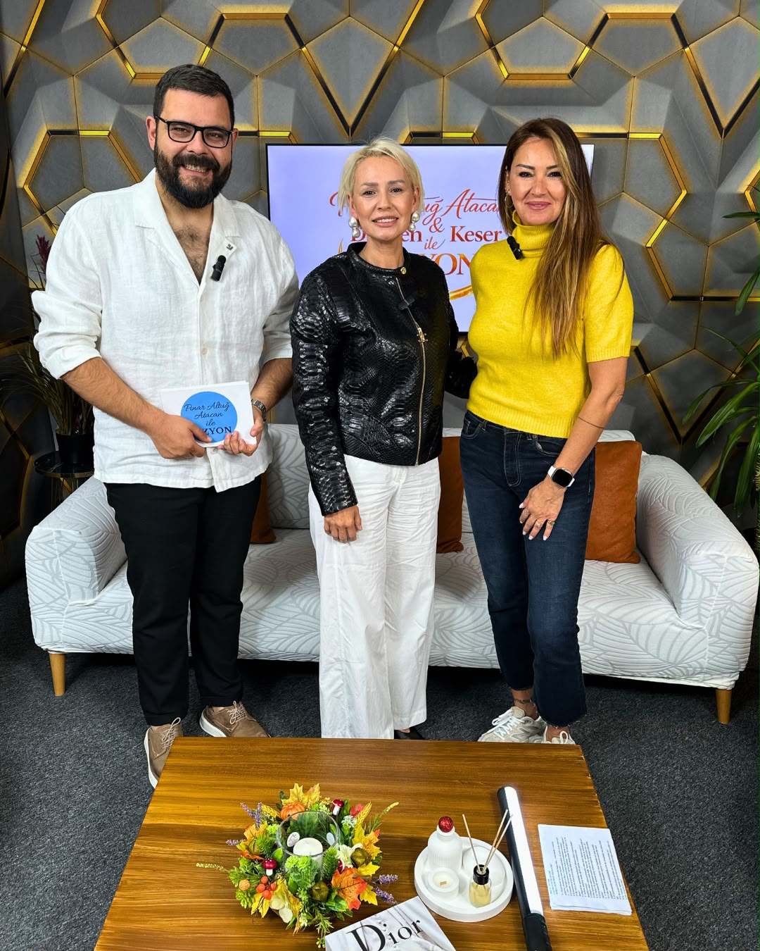 Birgül Öztürk, Vizyon programı stüdyosunda Dt. Eren Keser ve Pınar Altuğ Atacan ile birlikte