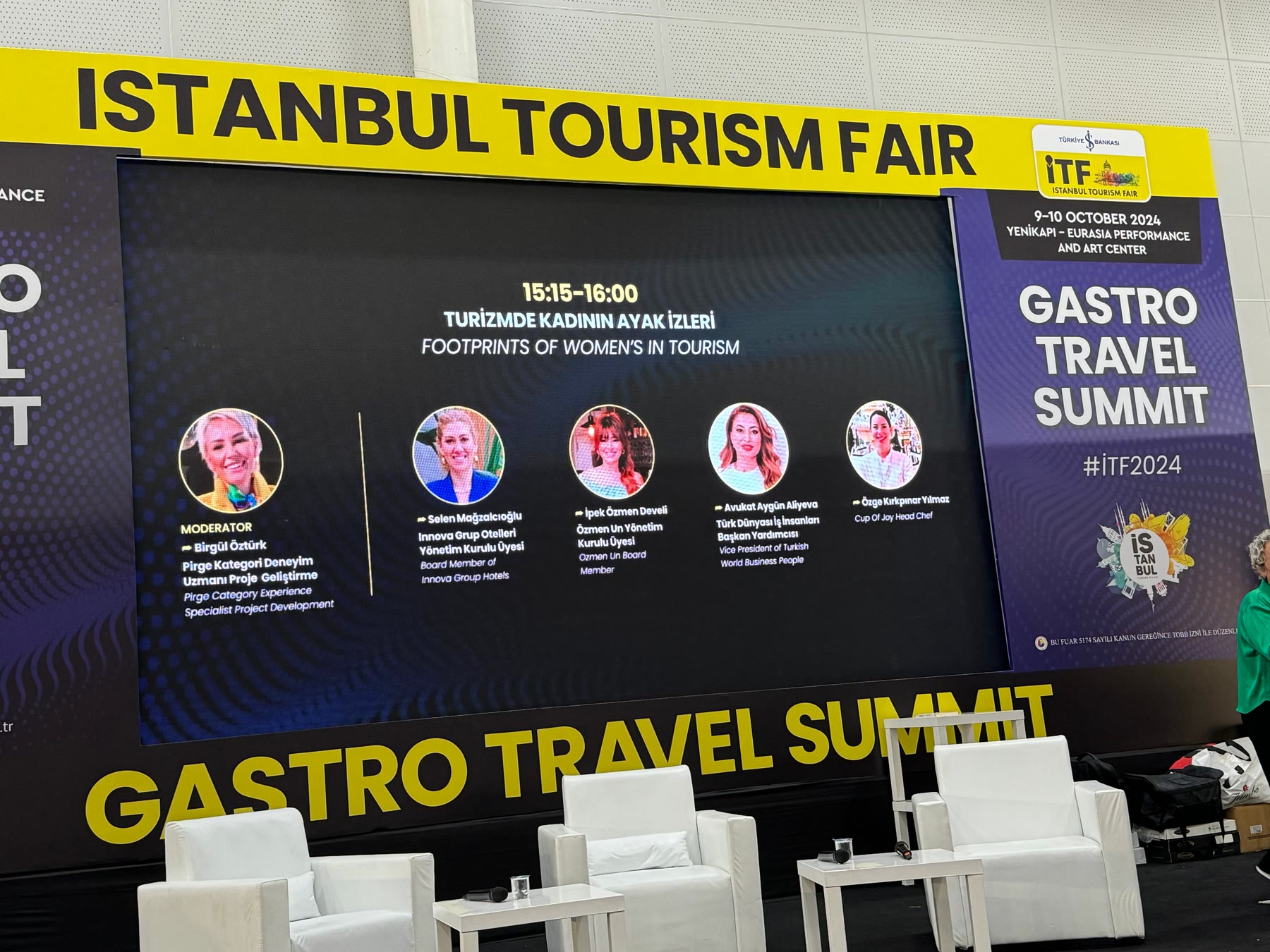 Gastro Travel Summit sahnesi — Birgül Öztürk'ün moderatörlüğünü yaptığı Turizmde Kadının Ayak İzleri paneli ekranda